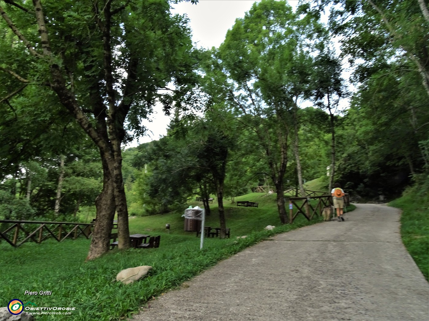 07 Partenza dal parcheggio (1080 m) sulla ripida stradetta agrosilvopastorale cementata per la Forca d'Aviatico.JPG
